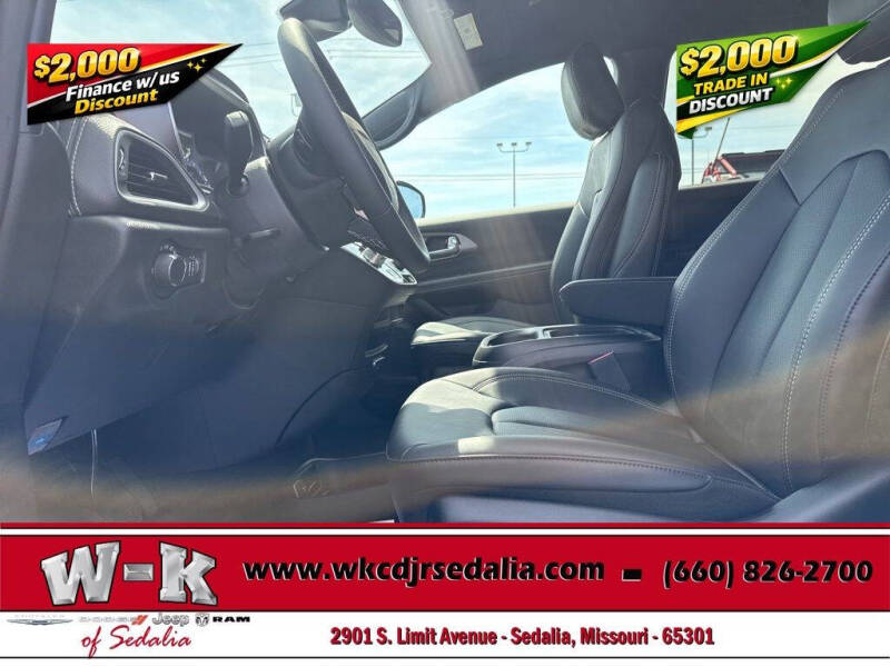 2027 Chrysler Pacifica Select