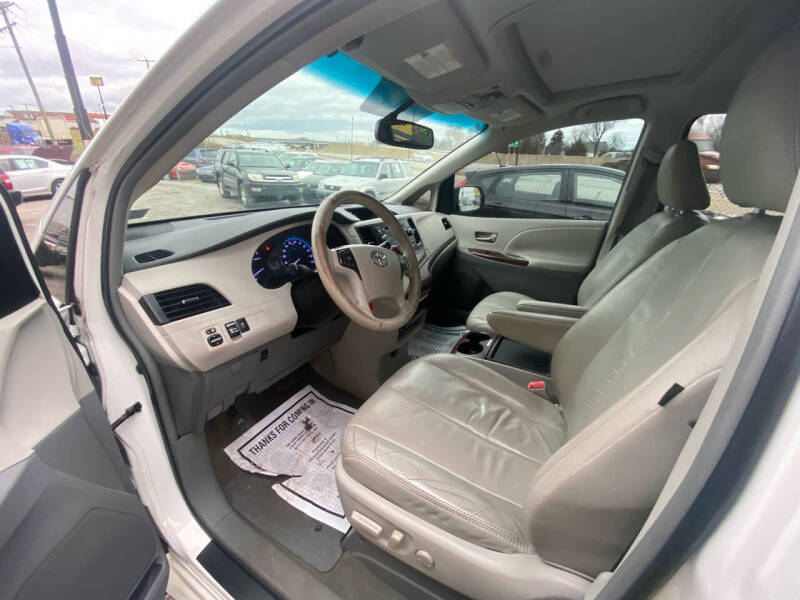 2011 Toyota Sienna XLE photo 9