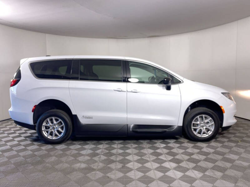 2024 Chrysler Voyager LX