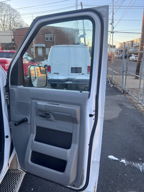 2011 Ford E-Series E-150 XLT