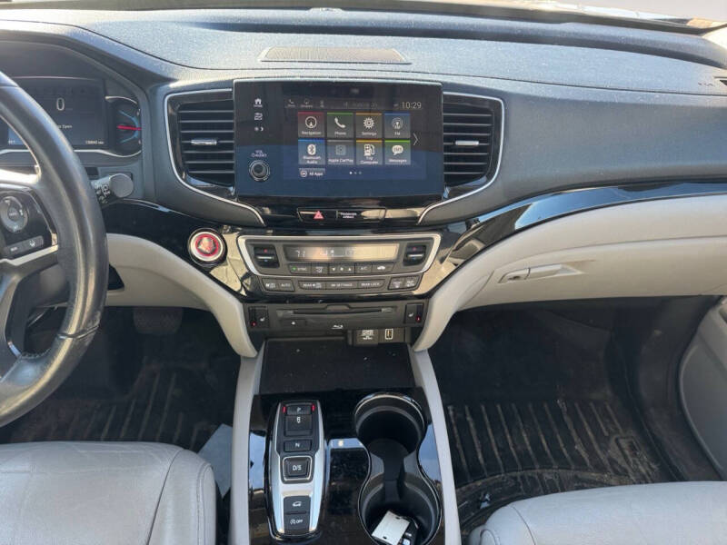 2019 Honda Pilot Touring w/Rear Captain's Chairs