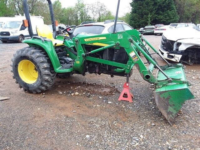 2014 John Deere 3032E 305