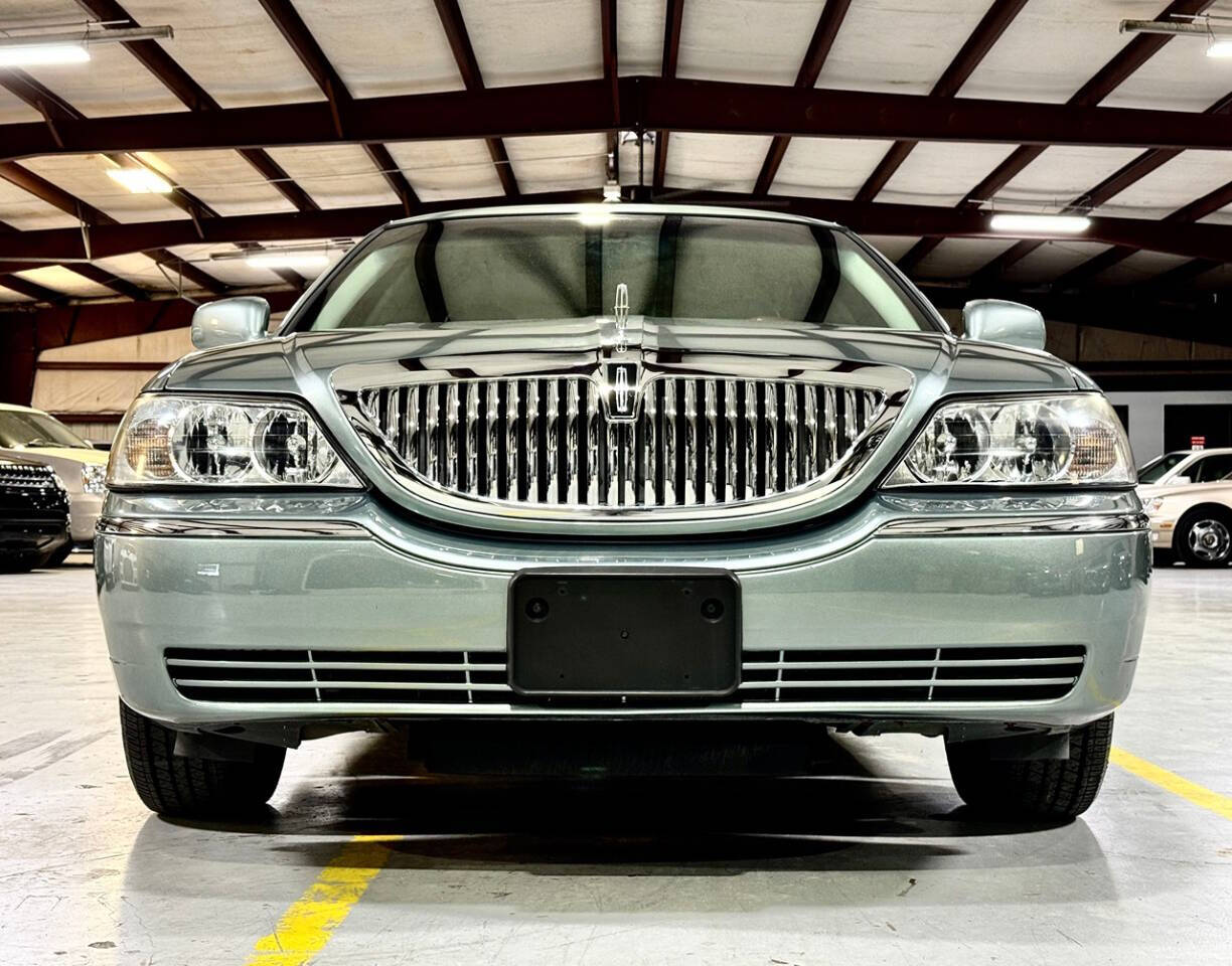 2004 Lincoln Town Car for sale at Carnival Car Company in Victoria, TX