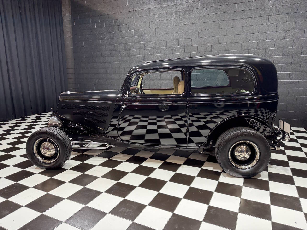 1933 Ford Tudor 4