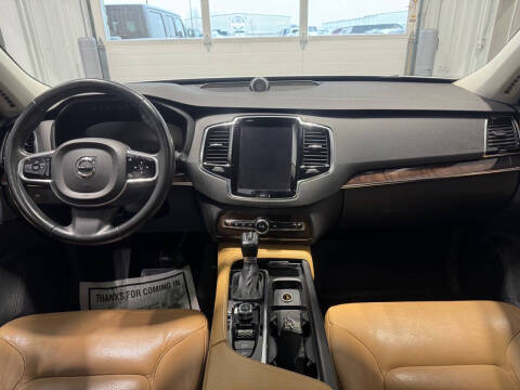 2016 Volvo XC90 T6 Momentum