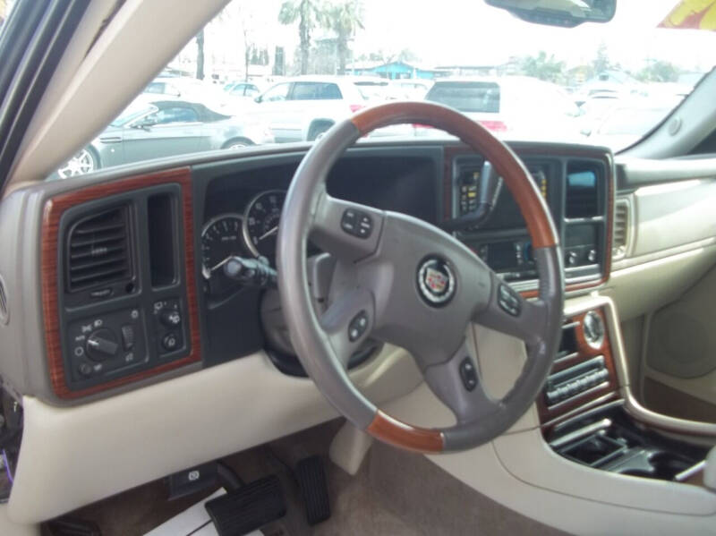 2004 Cadillac Escalade Base photo 22