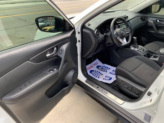 White 2017 Nissan Rogue SV 23