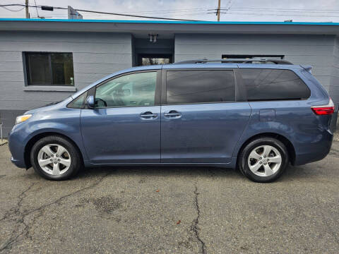 2017 Toyota Sienna LE 8-Passenger