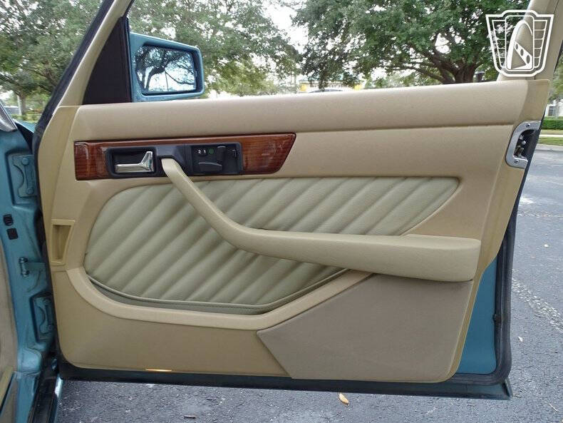 1991 Mercedes-Benz 300-Class 300 SE