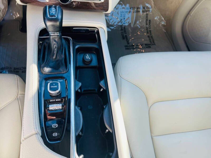 2016 Volvo XC90 T6 Momentum