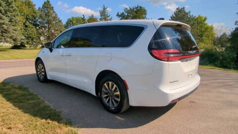 2024 Chrysler Pacifica Plug-In Hybrid Select
