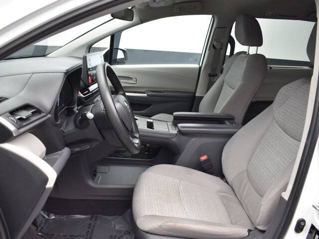 2022 Toyota Sienna LE 8-Passenger