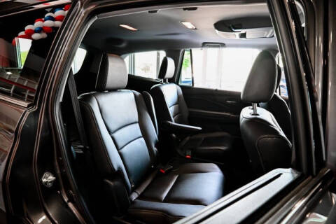 2022 Honda Pilot Touring w/Rear Captain's Chairs