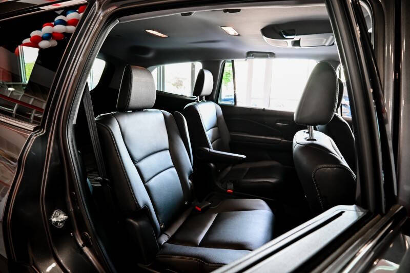 2022 Honda Pilot Touring w/Rear Captain's Chairs