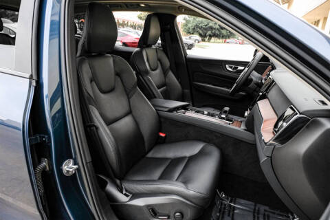 2023 Volvo XC60 B5 Plus Dark Theme