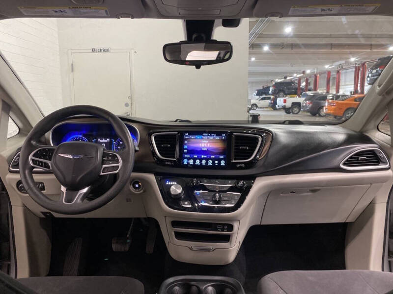 2017 Chrysler Pacifica Touring-L