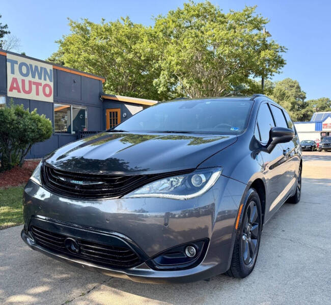 2019 Chrysler Pacifica Hybrid Limited's photo