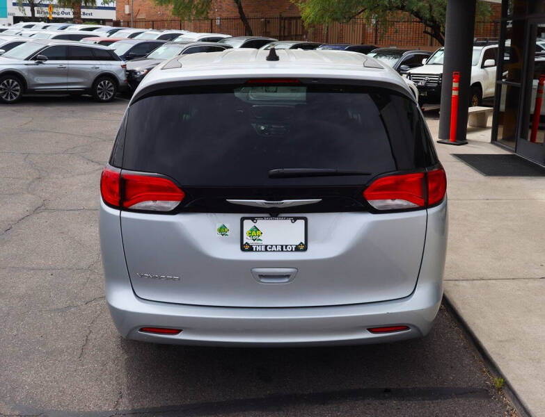 2023 Chrysler Voyager LX