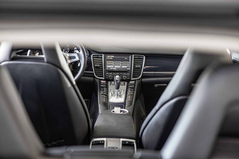 2016 Porsche Panamera 4 Edition