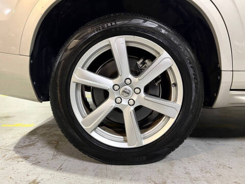 2016 Volvo XC90 T8 eAWD Momentum