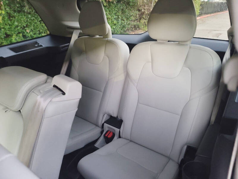 2017 Volvo XC90 T6 Momentum