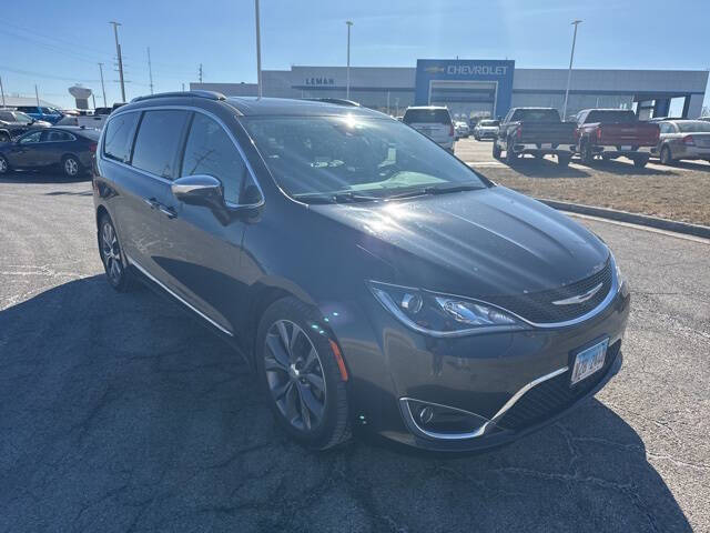 Used 2017 Chrysler Pacifica Limited with VIN 2C4RC1GG4HR655965 for sale in Bloomington, IL