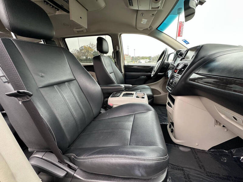 2016 Chrysler Town and Country Touring