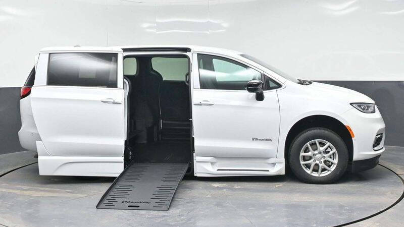 2025 Chrysler Pacifica Select