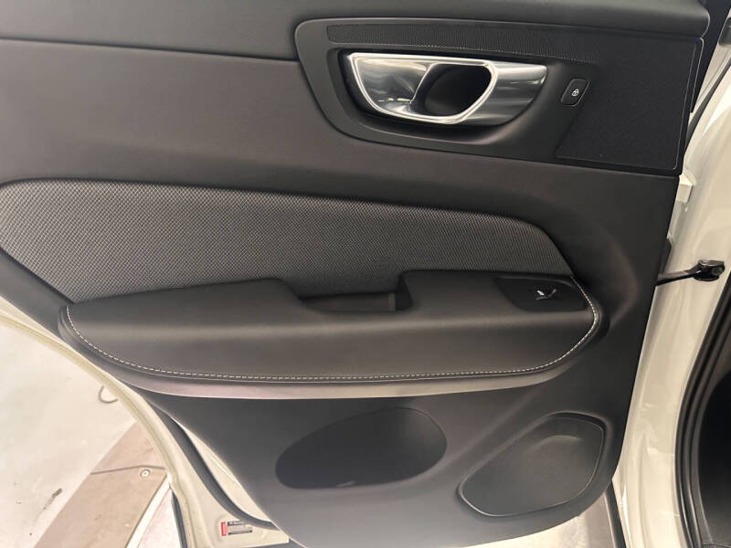 2022 Volvo XC60 B6 R-Design