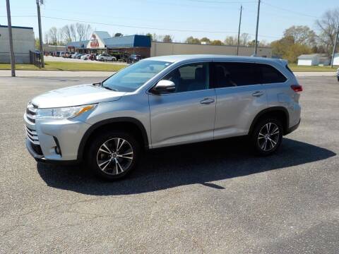 2019 Toyota Highlander for sale at Young's Motor Company Inc. in Benson NC