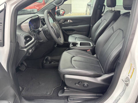 2025 Chrysler Pacifica Select