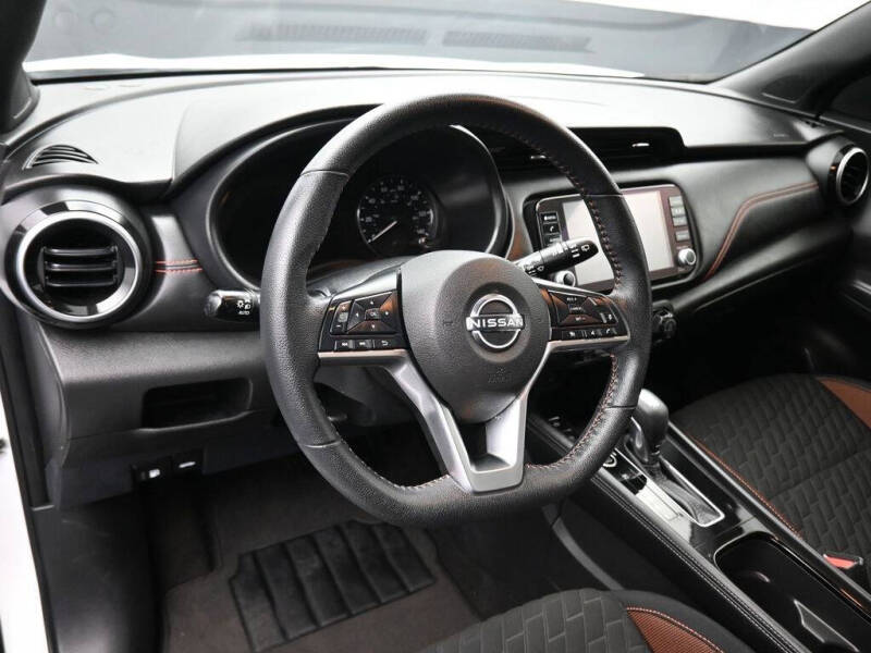 2022 Nissan Kicks SR