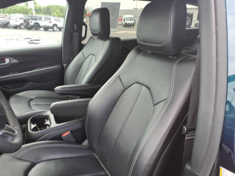 2025 Chrysler Pacifica Select