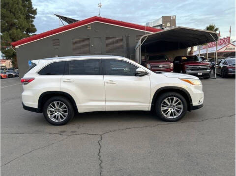 2016 Toyota Highlander for sale at Armando Auto Sales in Fresno CA