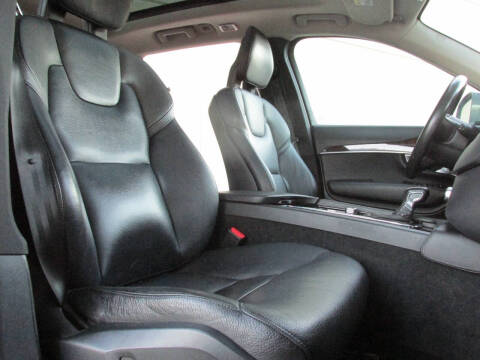 2016 Volvo XC90 T6 Momentum