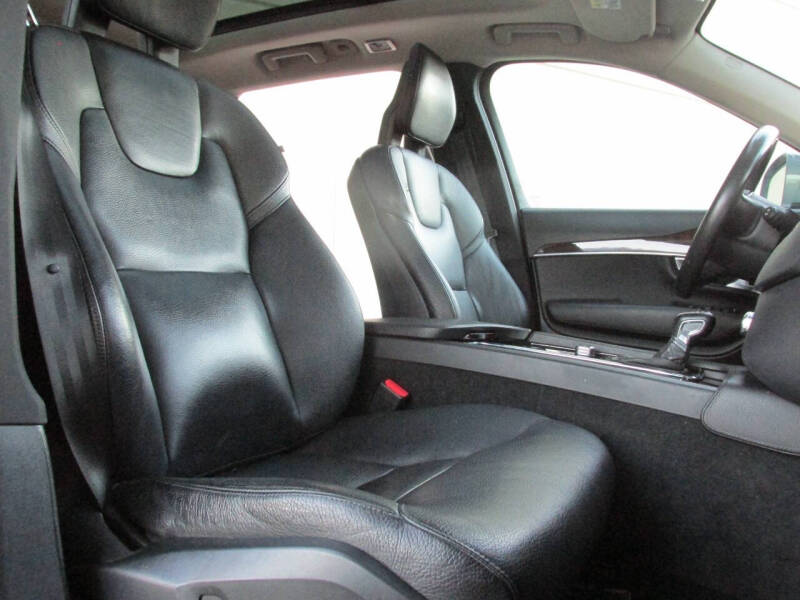 2016 Volvo XC90 T6 Momentum