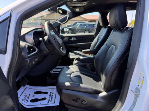 2025 Chrysler Pacifica Select