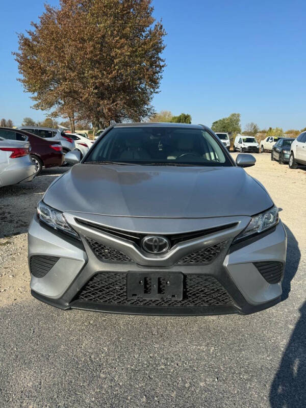 2019 Toyota Camry SE photo 2