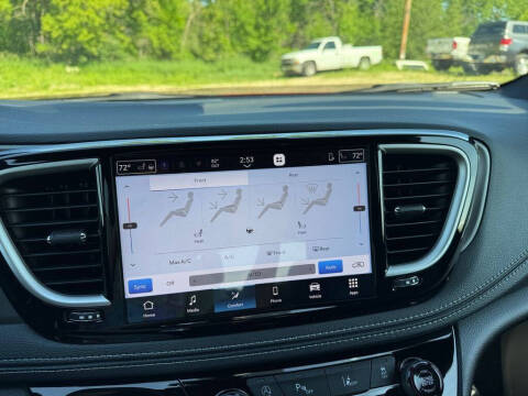 2027 Chrysler Pacifica Select