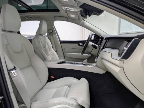 2024 Volvo XC60 B5 Ultimate Dark Theme