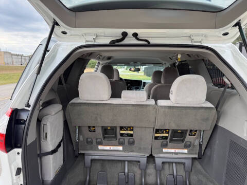 2017 Toyota Sienna LE 8-Passenger