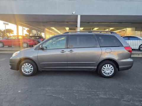 2005 Toyota Sienna LE 8 Passenger