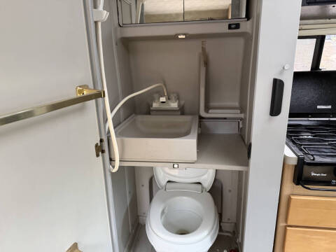 2004 Winnebago Rialta 22HD