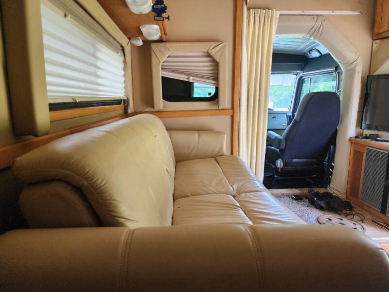 2005 Peterbilt 330