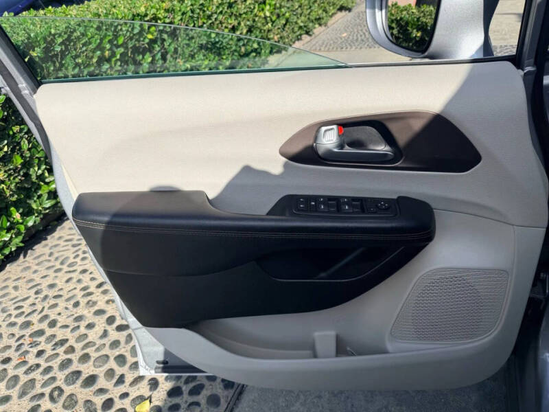 2017 Chrysler Pacifica Touring-L