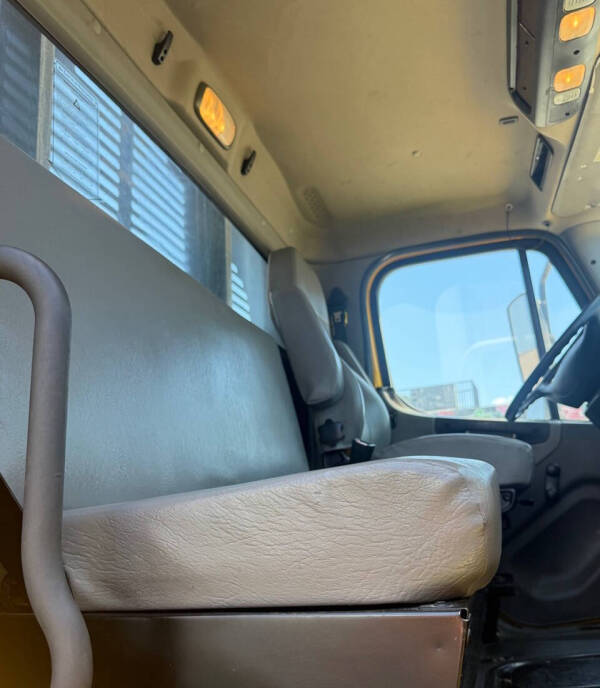 2020 Freightliner M2 106