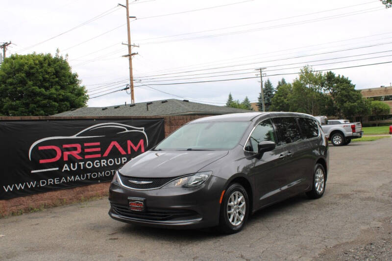 2018 Chrysler Pacifica for sale at Dream Auto Group in Shelby Township MI