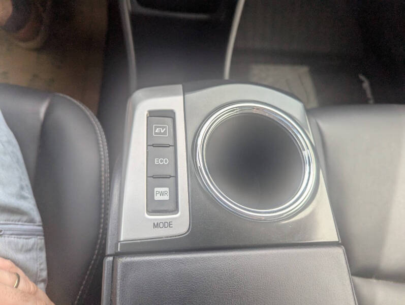 2017 Toyota Prius v Four