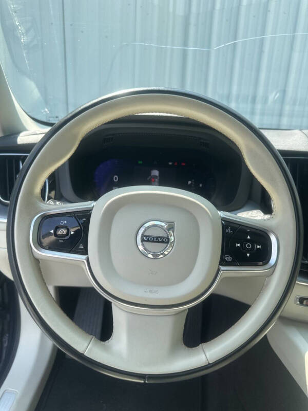 2024 Volvo XC60 B5 Core Dark Theme