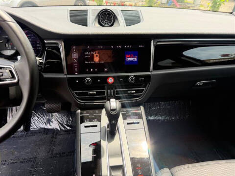 2025 Porsche Macan T